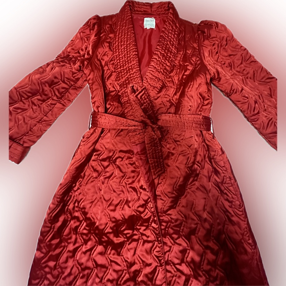 Lovely red quilted Neiman Marcus robe. Medium to large. - Picture 5 of 17